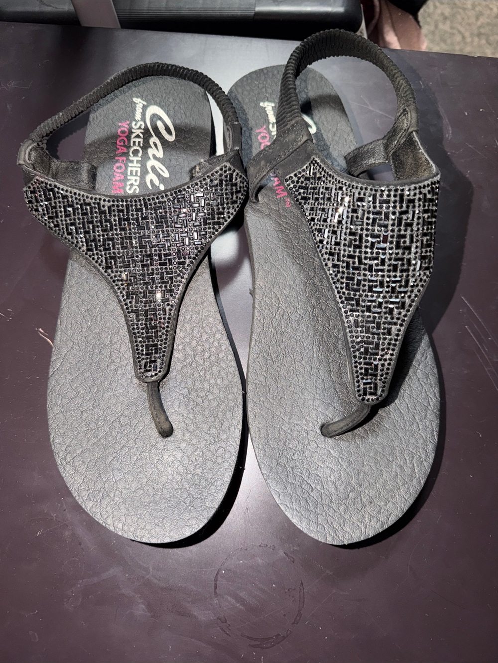 Skechers Womenโs Black Jeweled Thong Sandals with Elastic Back